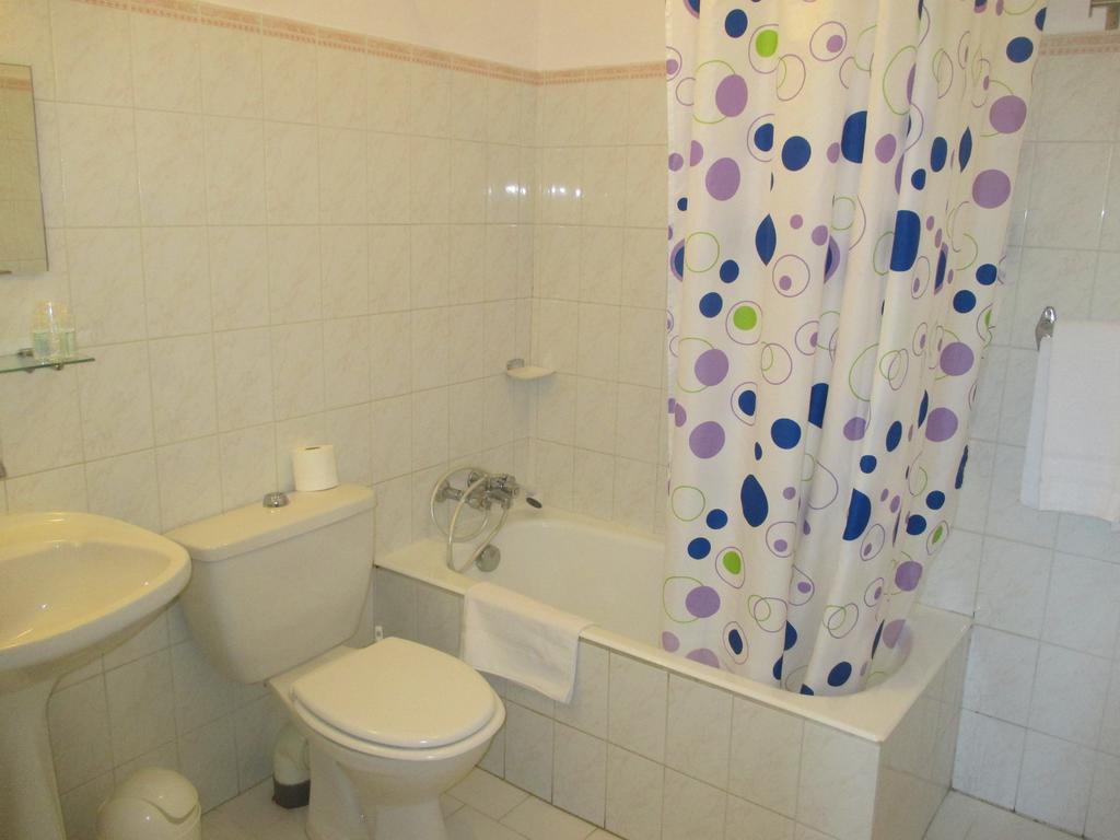 Hotel Restaurant Les 3 Chenes Fréjus Zewnętrze zdjęcie