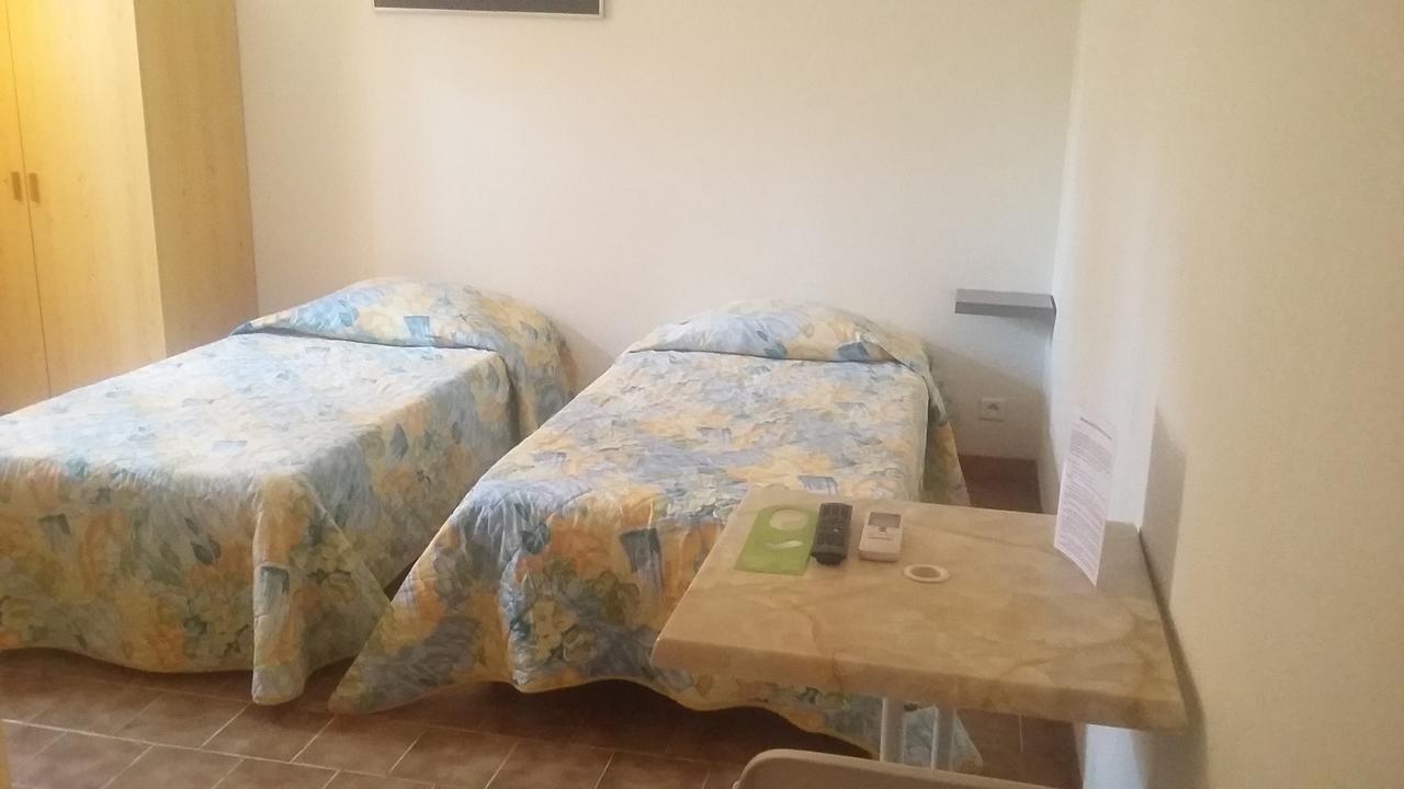 Hotel Restaurant Les 3 Chenes Fréjus Zewnętrze zdjęcie